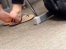 Pies sinceros de animadora universitaria en la clase 1
