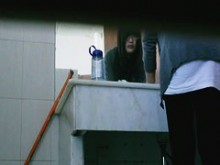 Vídeo caliente de una asiática orinando en el baño público
