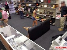 Chica asiática empeña su mesa de masaje y se deshuesa en la casa de empeño