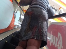 Voyeur espía a una gorda madura en un centro comercial público Piernas gordas en nailon y un gran culo debajo de una falda ajustada Fetiche de pies amateur