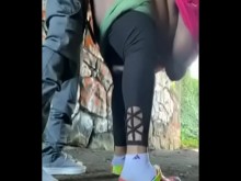 Nos encontramos un túnel escondido en el parque para follar.