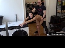 CumDumpsterTeens - Encuentro en la lavandería - La mamada inesperada y la follada dura de Matty