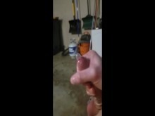 La polla del chico pide condón y se masturba mientras su compañero de cuarto puede detenerse en cualquier momento. Arriesgado gemidos de semen