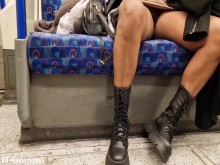 UPSKIRT sin bragas en un tren - Coño peludo CANDID en PÚBLICO (metro de Londres)