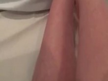 Escupir, correrse, loción y vapear en los pies de una adolescente