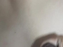 Chica caliente a cuatro patas y recibiendo semen en su culo