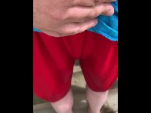 Orinar mis pantalones cortos rojos en el porche
