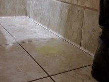 Tintineo rápido en el suelo de un baño público