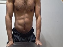 Follar con la almohada, la respiración pesada provoca gemidos a medida que se vuelve más intenso, luego me corro, parte 2