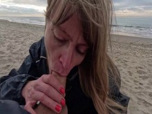 Esposa infiel bombea polla en la playa mientras hace deporte. Almasol Amateur