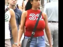 Grandes y enormes tetas rebotando, pezones duros