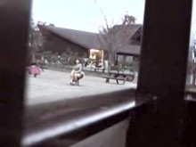 Adolescente juguetona en el patio de recreo mostrando su excitante falda debajo de la falda (falso) (18+)