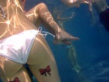 Tatuaje de chica escondida bajo el agua en bikini blanco