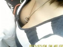 Escote sexy visto perfectamente debajo de la blusa de las niñas