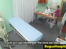 Real amateur lamida por su médico
