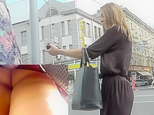 Chica joven y delgada filmada accidentalmente para un set de upskirts (falso) (18+)