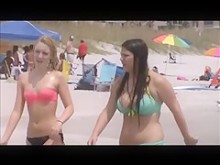 Adolescente sexy con enormes tetas espía en la playa 39 (18+)
