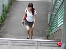 Zorra amorosa sonriente de piernas largas muestra su coño durante el ataque de un tiburón