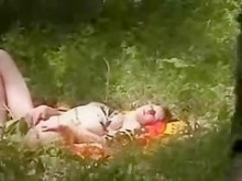 mujer pillada masturbándose al aire libre