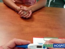 La esposa casada con problemas de fertilidad es examinada y perforada por el médico