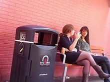 Piernas cruzadas en pantimedias y botas de vaquero fumando