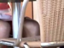Chica en el café mirada erótica de las seductoras bragas frescas ADB2