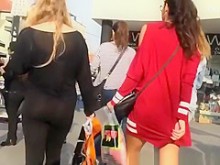 Mujer en leggings negros transparentes