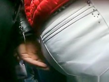 Hombre toca el gran culo de MILF