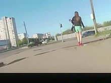 Chica de piernas bonitas con falda verde corta