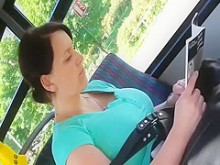 Seductora mujer madura en el autobús