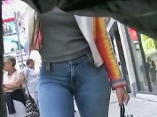 Espléndida mujer en jeans tiene el culo más sexy de todos los tiempos