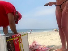 El bikini más pequeño jamás llevado por la jugosa criada