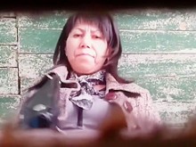 Mujer de Kazajistán es sorprendida orinando en un agujero sucio