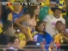 Fanático del fútbol sexy muestra a sus fanáticos por accidente