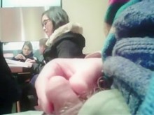 Chico valiente se acaricia el pene en la biblioteca pública