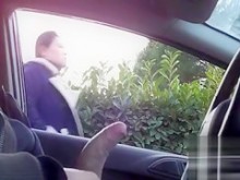 Sentada en un auto estacionado y masturbándose una polla