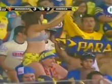 Fangirl con curvas muestra sus tetas en el partido de fútbol