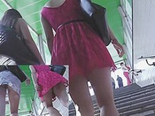 Echa un vistazo a 2 bellezas sexys upskirt (falsas)