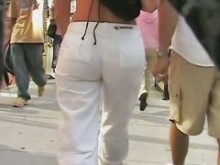 Precioso culo redondo en pantalones semitransparentes