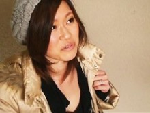 Chica japonesa hizo una pregunta en un porno de pecho plano con blusa baja