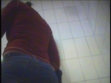 chica con el coño muy peludo cambiándose la ropa