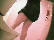 Chica sexy se quitó las bragas y mostró el coño orinando hasta la falda