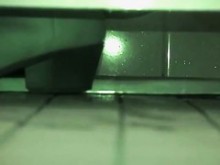 espiar el baño mear en primeros planos reales
