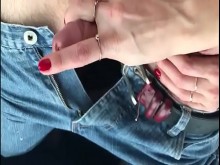 acariciar una pequeña polla en el auto afuera usando el teléfono con la otra mano