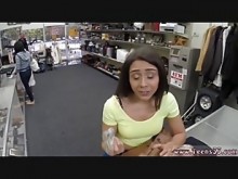 Esposa de tetas grandes mamada casera y agente público follada en el auto xxx Atrapando una mosca estelar