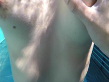 Adolescente desnuda con tetas increíbles en una piscina pública pone dura una pequeña polla