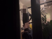 TEASER: Masturbándose a la vista de los vecinos. Colgada y cachonda, masturbándose en público. Polla grande masturbada