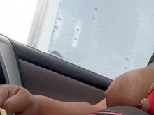 Mostrando mis grandes tetas en la autopista