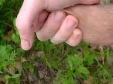 Una adolescente se pajea en la naturaleza sin que nadie la vea