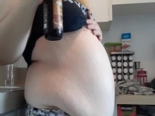 Bebiendo cerveza rápido frotando mi suave barriga bbw